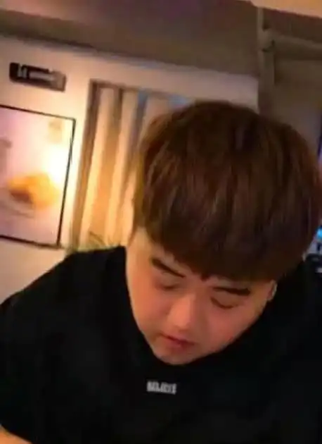 抖音小姐姐网恋奔现,见到本人后失望之极,网友千里送一血