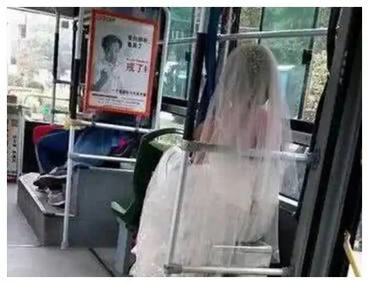 搞笑图片幽默段子笑话这辆电动车应该是跑不动了吧,哈哈哈