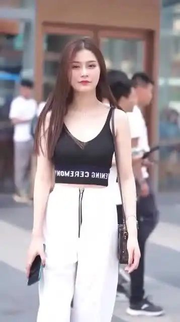 三里屯街拍,肤白貌美