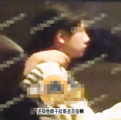 蜡像恋人汪苏伦被美女热吻面无表情,前段恋情仅维持三个月