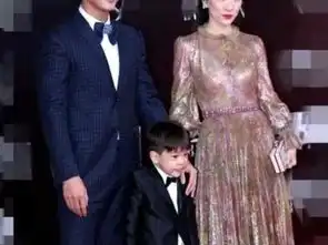 嗯哼穿西装走红毯脸被冻成表情包,杜江霍思燕光摆姿势拍照没发现