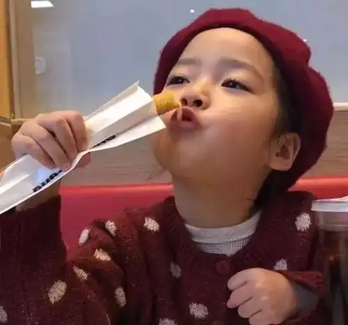 全网最火的表情包小孩权律二长大了,这颜值持续开挂啊