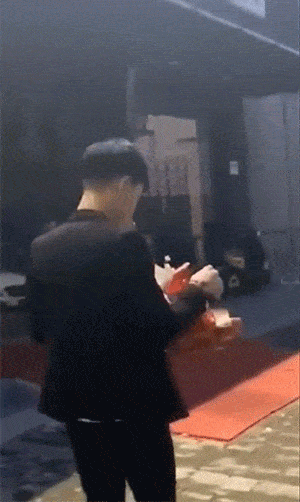 搞笑gif趣图当初去女朋友小小家谈亲事,丈母娘淡定的打着麻将