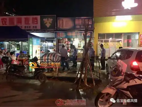信宜城南饮食街,一名中年男子睡在商铺门口,究竟怎么回事啊