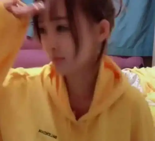 抖音小姐姐模仿小黄鸭走红,举手转圈圈太可爱,天生的开心果