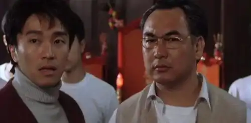 他是李连杰的黄金搭档,洪金宝成龙都要敬三分,但却被周星驰一拳打成表情包