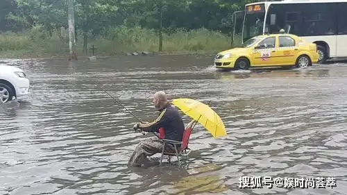 全世界爱钓鱼的男人都一样痴迷和忘我,12张搞笑瞬间照片