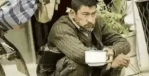 同样是演乞丐,周星驰用手抓饭,刘德华睡大街,杨颖才是亮点