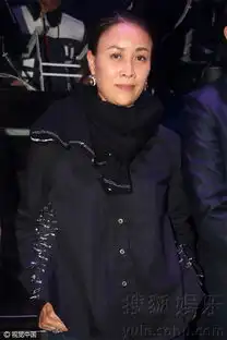 那英夜店捞金睡眼惺忪咬唇秀珠宝面色苍老