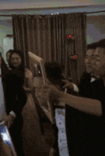 爆笑gif图通过姑娘的这个表情就能看出来