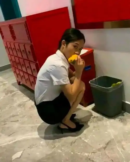 搞笑图片女同事上班偷吃东西被我抓到,讹她点什么比较好呢
