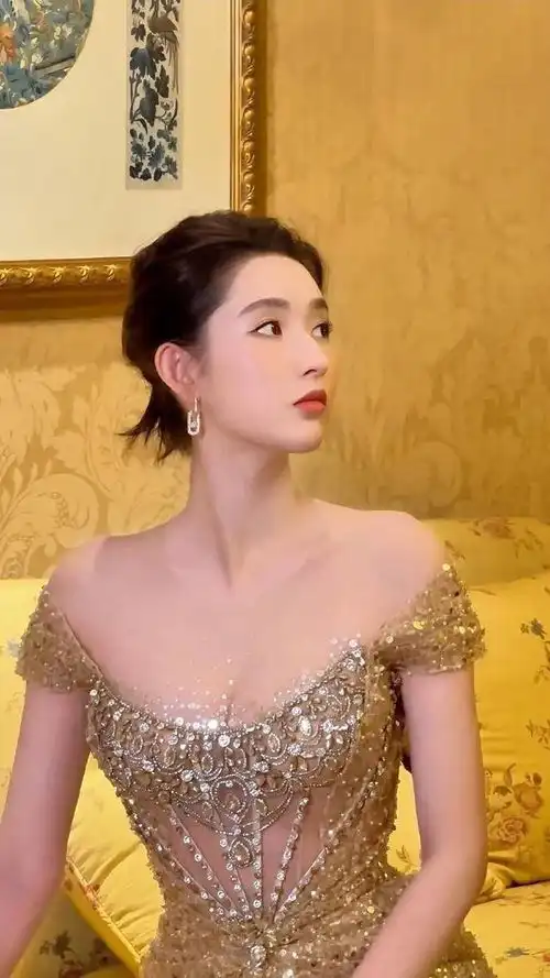 王玉雯穿鎏金抹胸长裙露事业线肤白貌美大长腿性感火辣