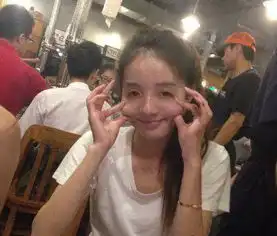 妹子,咱这是在上班吗,公司都没有给配个板凳