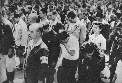 亲耳听到天皇宣布投降时,7000万日本人什么表情照片不说谎