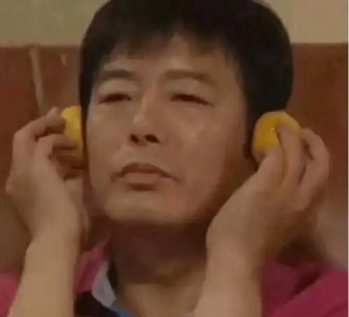 全包眼线,油腻老气,他们的广告物料怕不是黑粉拍的