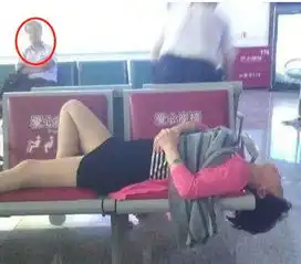 爆笑gif趣图妹子,在公共场合怎么能这样睡觉呢旁边大哥都看你半天了