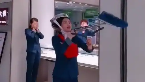 现在的销售为了吸引顾客什么也能做出来,好好的一个美女硬是搞成了傻子
