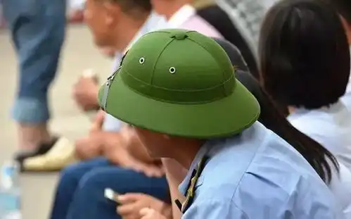 越南男性的头上有一顶硬壳帽,有什么作用当地人原因有三