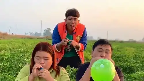 男子故意戳破两人的气球,两人没发现,还互相指责对方