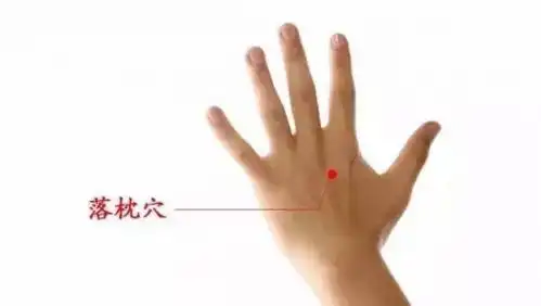 落枕了,按按这个落枕穴,轻松缓解