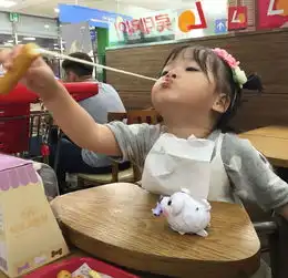 这个小女孩照片火了,看完又又又又又想生女儿了