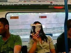 搞笑图片大姐,你下脚也太黑了吧,人家姑娘不就是想抽根烟嘛.