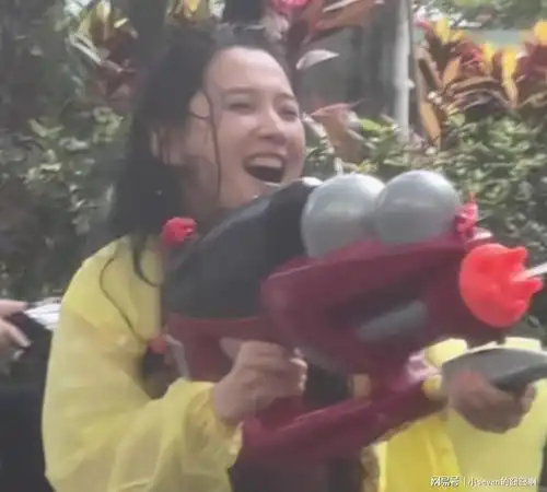 汪峰女友森林北近照曝光,现身泼水节素颜略显老气,玩水枪很开心