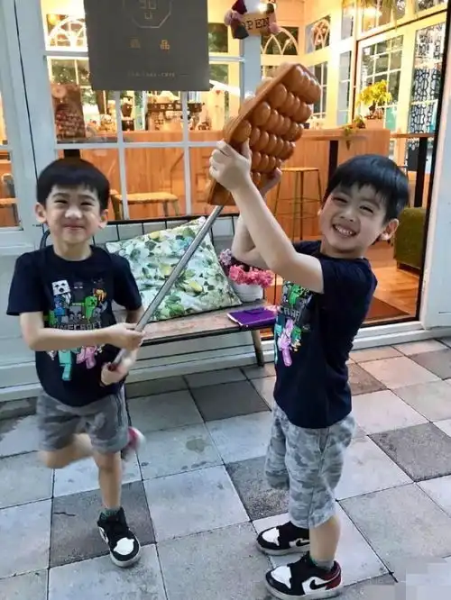 陈若仪带双子星逛超市,哥哥好动拍出表情包,弟弟安静甜笑超可爱