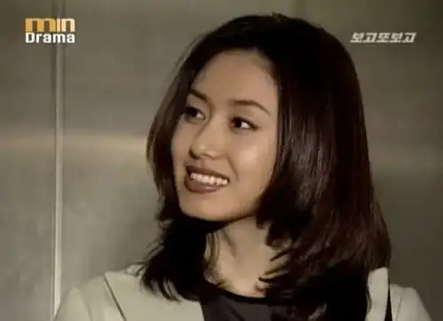 一直觉得演李辛院长的欧尼很眼熟原来我很小的时...