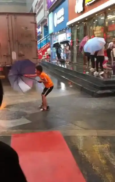 风刮得太大,还是雨伞质量太好呢心疼小朋友与大自然做斗争