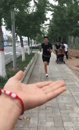 搞笑gif小伙子是挺好的小伙子,刷不刷牙就不清楚了