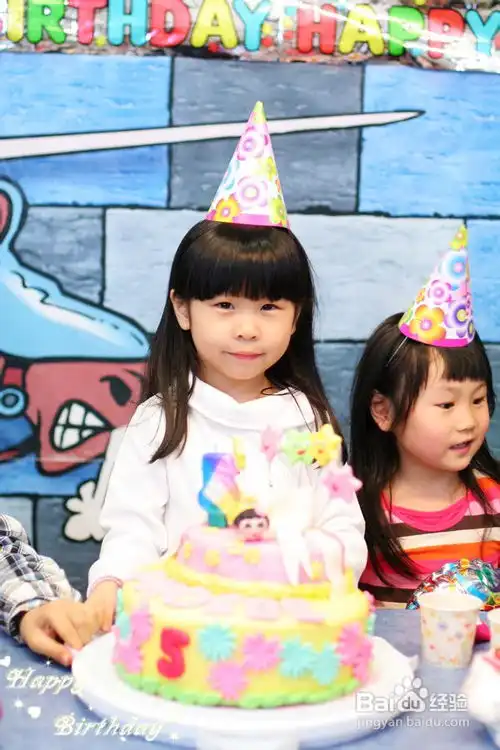 菲比五岁生日快乐爬梯会爆笑视频
