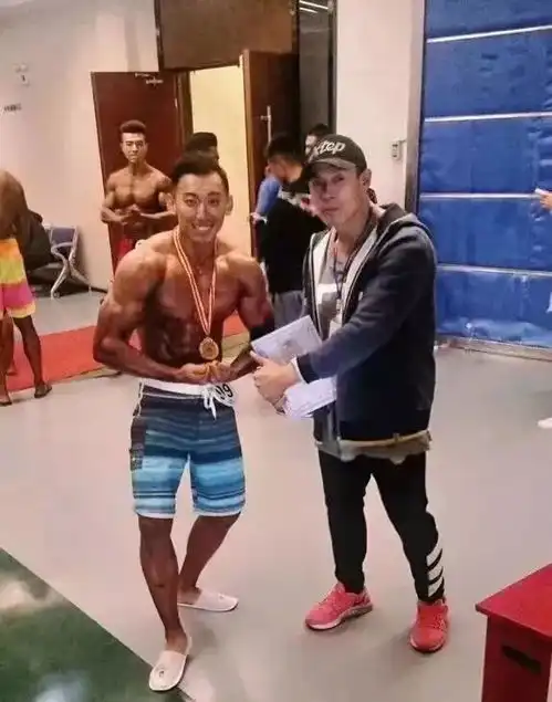 哈尔滨110斤小伙儿,先吃成190多斤,再练成健美冠军就服他这股狠劲儿