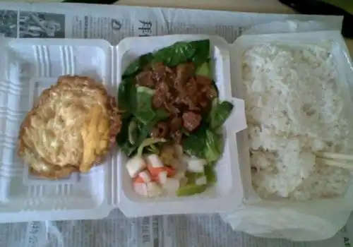 收废品老头吃人剩饭,饭馆老板不屑一顾,路旁乞丐却泪流满面