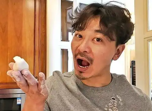 吴樾豪宅铁血汉子也有柔情一面,自创书法显霸气,不知道的一面