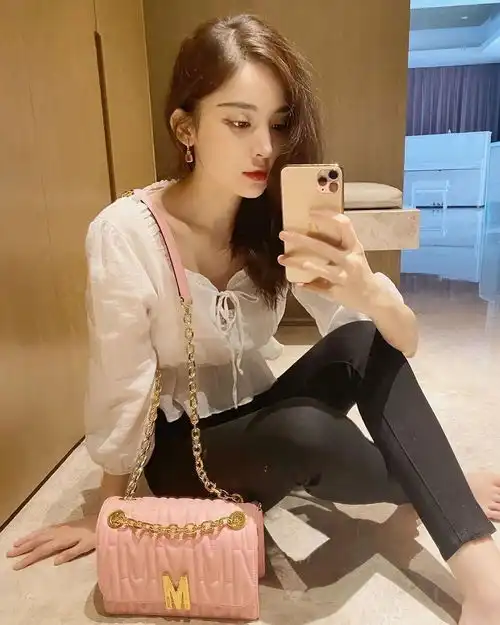 杨幂娜比穿件t恤就这么好看,而我还在想本周穿什么