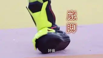 假面骑士01飞电竟然四次展示蝗虫腿力,一次崴脚,一次踩破汽车