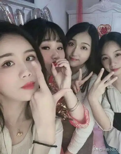 搞笑趣图火车上遇到漂亮的妹子脱鞋,应该怎样提醒她