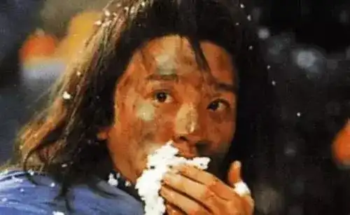 都是演乞丐,周星驰用手抓饭,刘德华睡大街,最后一位是来搞笑的吧角色