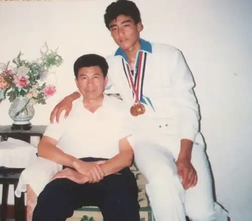 胡兵晒儿时旧照,感慨当时腰受伤没能实现梦想,网友模特也很好