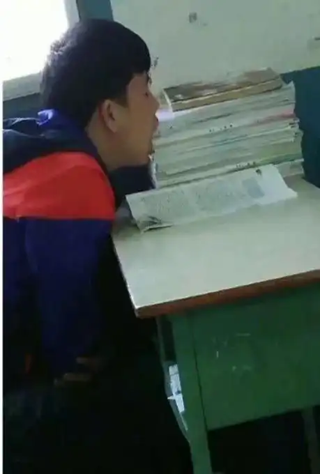 你知道为啥他要睡地上么