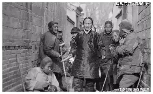 清末真实照片,乞丐跪在地上讨饭吃,最后一张六七岁的孩子在推碾