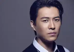 靳东怕被人出用伞遮挡,路人好奇弯腰偷瞄,脸上表情戳中笑点