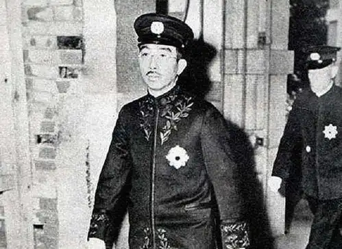 日本投降后,裕仁天皇为脱罪免死贿赂麦克阿瑟,付出了多少代价