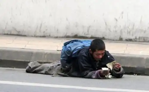 实拍职业乞丐的日常,早上换装出门,晚上打卡下班