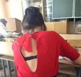 搞笑图片妹子手指甲挺好看的啊