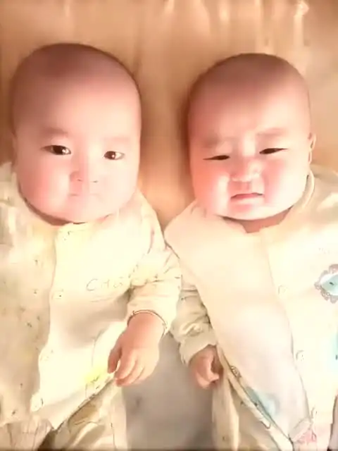 双胞胎宝宝真的是心有灵犀哭的表情都是一模一样的
