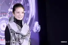 凯奇携华裔娇妻抵京赵薇孙红雷同台搞笑