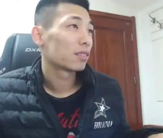 旭旭宝宝揭露主播包天空的现状,好心劝观众找大坤坤就对了