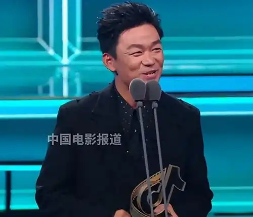 王宝强获奖黄渤表情耐人寻味,台下谁是真兄弟一目了然
